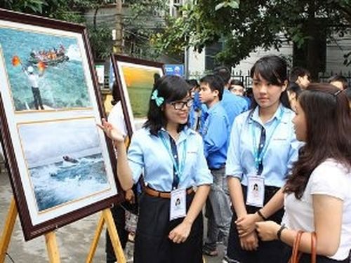 Sinh viên Việt Nam hành động ứng phó với biến đổi khí hậu (Ảnh: TTXVN)
