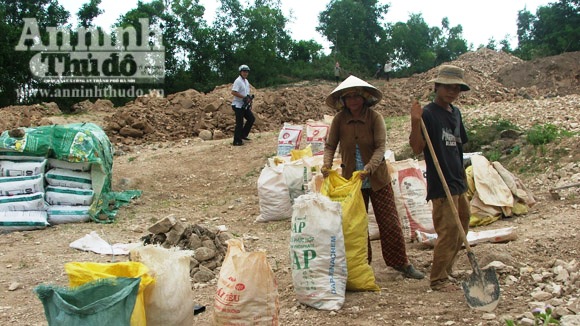 Người dân tự do đào bới, khai thác diatomite trái phép
