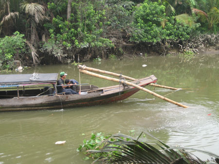 “Cào tặc” đang tung hoành trên sông Hậu (Ảnh: Dân Việt)