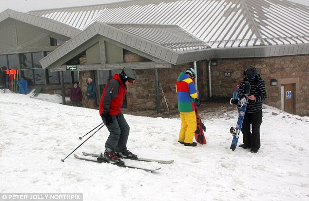 Người dân Cairngorm (Scotland) đi trượt tuyết vào giữa tháng năm (Ảnh: Daily Mail/VietnamPlus)