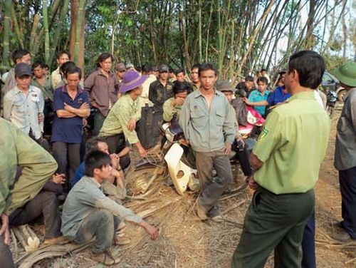 Người dân xã Dăk Ngol, huyện Tuy Đức (Đăk Nông) kéo vào phá rừng vì bức xúc việc chính quyền giao đất cho doanh nghiệp