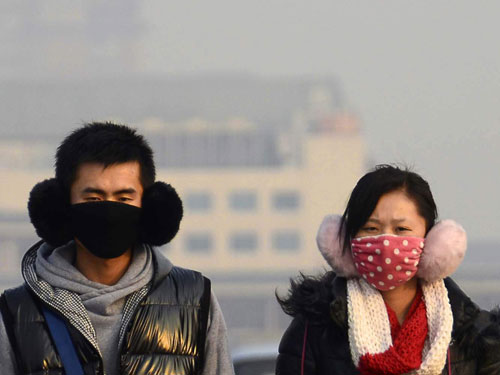 Người dân sống tại Bắc Kinh (Trung Quốc) phải luôn đeo khẩu trang khi ra đường (Ảnh: ABC)