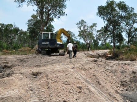 Ngành chức năng yêu cầu Viện Kiểm sát nhân dân huyện Phú Quốc không được dùng xe cuốc phá rừng. Ảnh chụp tại hiện trường khu rừng giao cho Viện Kiểm sát nhân dân huyện Phú Quốc
