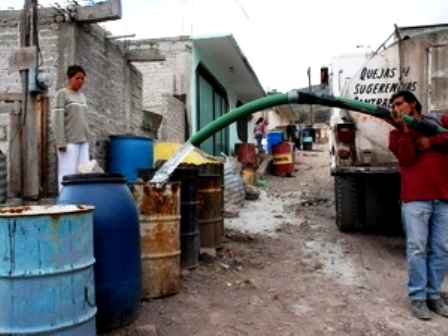 Cung cấp nước sinh hoạt cho cộng đồng Ecatepec ở Mexico (Ảnh: EPA/TTXVN)