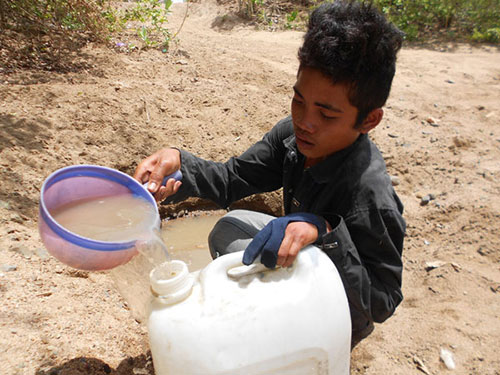 Không chỉ cây trồng, nhiều người dân ở Ninh Thuận đang đối mặt với tình trạng thiếu nước uống