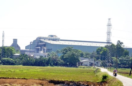 Một nhà máy trong Cụm công nghiệp Thanh Vinh nằm xen kẽ trong KDC gây ÔNMT khu vực sản xuất của người dân thôn Vân Dương 1, Vân Dương 2 xã Hòa Liên.