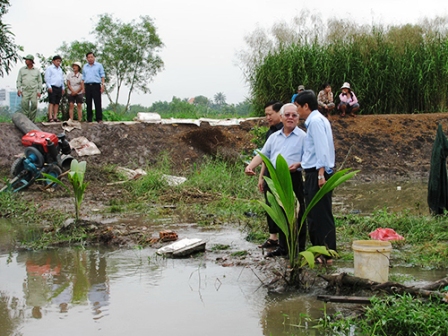 Bờ bao ven sông Sài Gòn (đoạn qua quận Thủ Ðức - TPHCM) liên tục vỡ dưới sức ép của triều cường