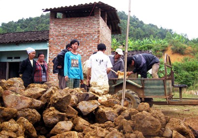 Người dân huyện Hòa An, tỉnh Cao Bằng khai thác quặng trái phép, thu gom bán cho các đầu nậu vận chuyển sang Trung Quốc (Ảnh: Văn Phúc/Sài Gòn Giải Phóng)
