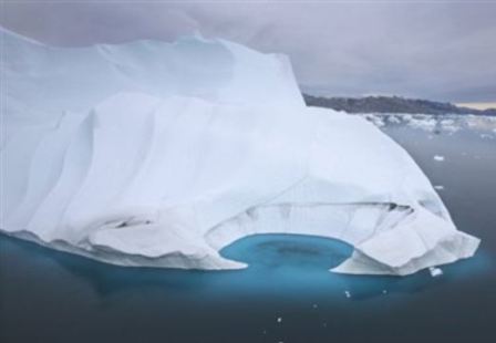 Núi băng ngoài khơi duyên hải Ammasalik, Greenland đang bị tan chảy do khí hậu biến đổi