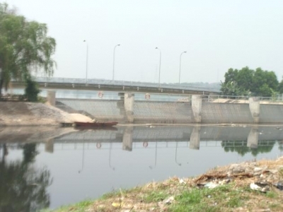 Rác từ sông Sét trôi vào hồ điều hòa (Ảnh: Minh Phúc/ Nhân Dân)