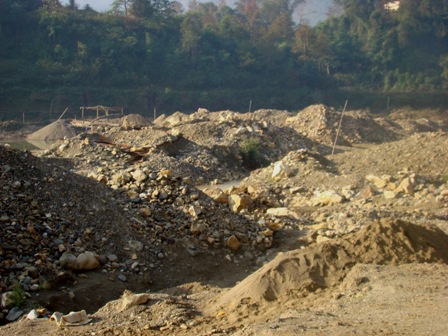 Khai thác khoáng sản với công nghệ lạc hậu tại nhiều mỏ đã tác động xấu đến môi trường (Ảnh: ThienNhien.Net)