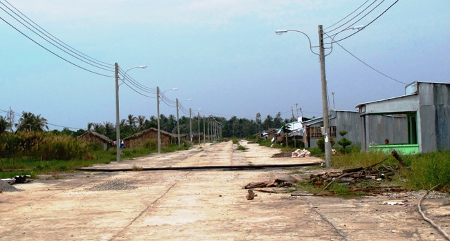 Khu dân cư Hương Mai, xã Khánh Tiến (U Minh, Cà Mau) lưa thưa vì điều kiện sống không đất đai sản xuất