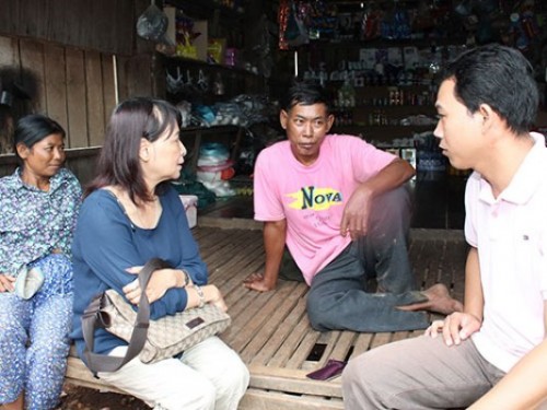 Bà Hà Thị Thanh Bình, Tổng Thư ký AVIC và AVIL, phỏng vấn người dân địa phương về hoạt động của HAGL tại tỉnh Ratanakkiri - Campuchia