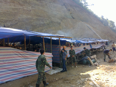 Đội quân đào vàng thuê đông đảo dựng trại ngay sát taluy đường Tỉnh lộ 127