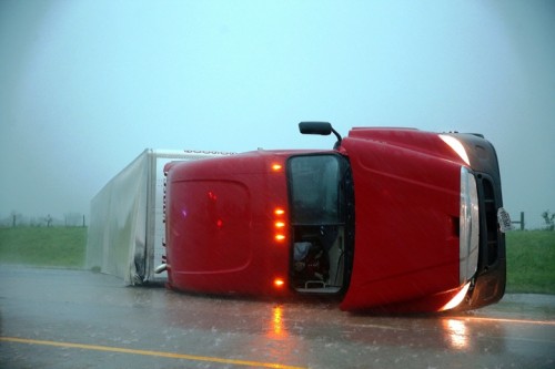 Một container bị lật do bão (Ảnh: globalnews.ca)