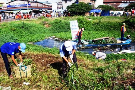 Tình nguyện viên và người dân địa phương thu dọn rác, khơi thông dòng chảy rạch Ụ Cây (Ảnh: Sài Gòn Giải Phóng)