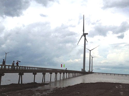 Những turbine gió đầu tiên của dự án Nhà máy Điện gió Bạc Liêu đã được vận hành