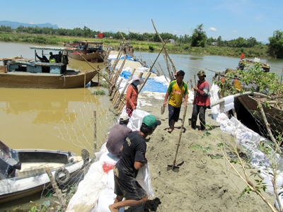 Khẩn trương hoàn thành đập tạm ngăn mặn trên sông Vĩnh Điện (Ảnh: Nam Cường/Tiền Phong)