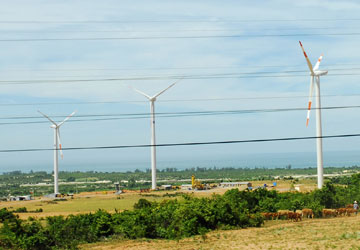 Từ năm 2009, những trụ điện gió ở Tuy Phong (Bình Thuận) đã phát điện và hòa vào lưới điện quốc gia. Ảnh: HTD