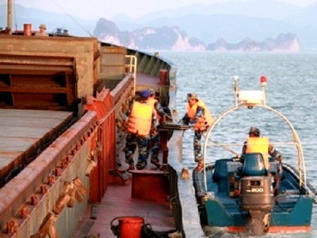 Lực lượng Cảnh sát biển kiểm tra bắt giữ con tàu (Ảnh: Tài nguyên và Môi trường)