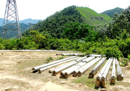 Những dầm thép của công trình Thủy điện Sông Nam - Sông Bắc ngổn ngang trong vùng dự án “treo”