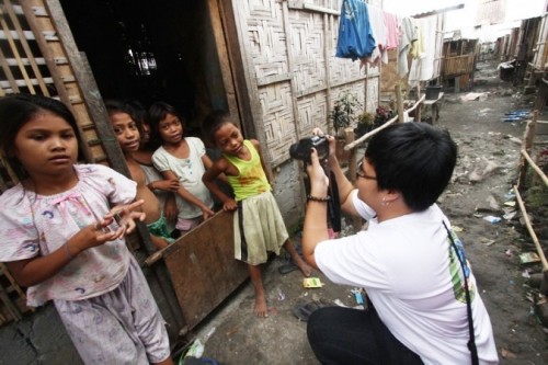 Phương đang chụp ảnh những đứa trẻ ở một khu tái định cư ở tỉnh Cotabato, Philippin (Ảnh nhân vật cung cấp)