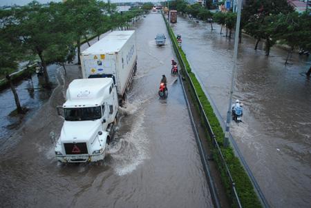 Đường phố Hải Phòng ngập lụt, ô tô, xe máy chết máy rất nhiều