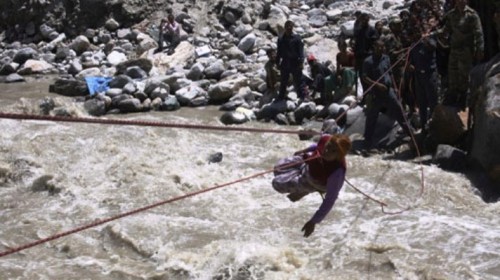 Người mắc kẹt ở bang Uttarakhand được cứu bằng dây thừng (Ảnh: Reuters)