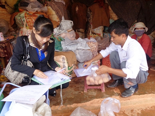 Cơ quan chức năng TP Đà Lạt lấy mẫu kiểm nghiệm khoai tây Trung Quốc (Ảnh: Khắc Lịch)