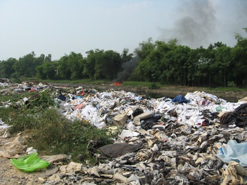 Xả, đốt rác bừa bãi tại một làng nghề thuộc huyện Thường Tín, Hà Nội. Ảnh: Lê Nguyên/TTXVN.