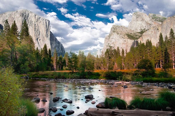 Vườn quốc gia Yosemite có diện tích 3.081 km2 và là một di sản thiên nhiên  được Unesco công nhận vào năm 1984