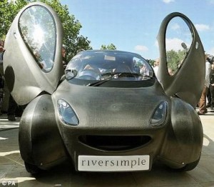 Mẫu xe hai chỗ chạy bằng Hydrogen do hãng RiverSimple ở Anh thiết kế, tiêu thụ trung bình gần 1 lít hydrogen hóa lỏng cho quãng đường 100km. Trong ảnh: Ông Hugo Spowers, người sáng lập hãng, lái xe đi tour ở Úc năm 2010 (Ảnh: greenpacks.org)