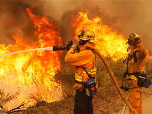 Lính cứu hỏa nỗ lực dập tắt trận cháy rừng hôm 3/5 cũng ở Califonia, Mỹ (Ảnh: Người Lao Động)