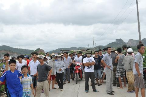 Người dân xã Duy Tân, huyện Kinh Môn, tỉnh Hải Dương tụ tập phản đối Công ty TNHH MTV Thương mại Trường Khánh thuê đất làm trang trại VAC nhưng lại dựng nhà xưởng SX pro niken gây ô nhiễm môi trường,