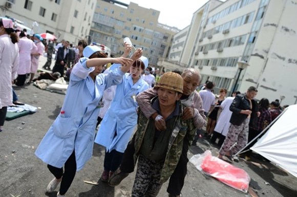 Nạn nhân của trận động đất ngày 20/4 đang được cứu chữa (Ảnh: VTV.VN)