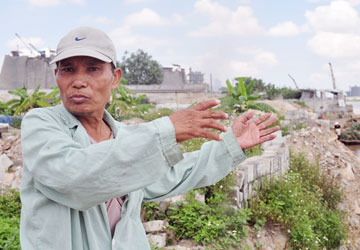Ông Hoàng Văn Khang, thôn Trại Xanh (xã Duy Tân, Kinh Môn, Hải Dương) mắc bệnh ung thư đại tràng, phản ánh các nhà máy, xí nghiệp xả khói gây ô nhiễm (Ảnh: Trọng Phú) 