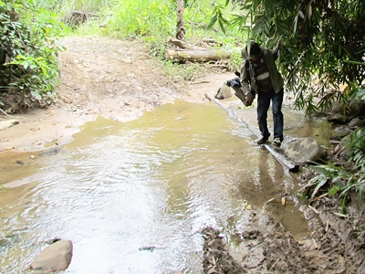 Đường xe chạy vào tiểu khu 105 (Ảnh: Nguyễn Đình Quân)