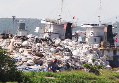 Bụi lò đưa về chất đầy ở cảng Phú Thái, tỉnh Hải Dương. Ảnh: TT – KB