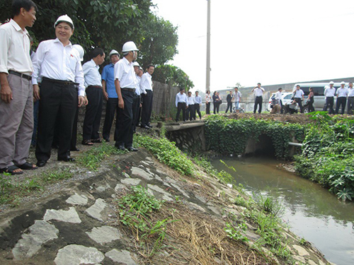 Đoàn cán bộ của Ủy ban Khoa học - Công nghệ và Môi trường của Quốc hội khảo sát KCN Biên Hòa 1 vào giữa tháng 7-2013 Ảnh: XUÂN HOÀNG