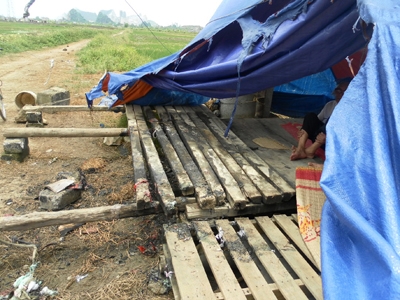 Dân thôn Châu Xá dựng lều phong tỏa đường vào nhà máy .