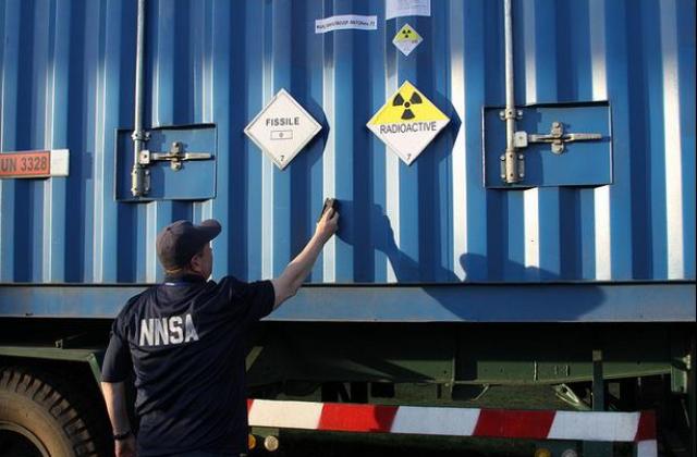 Idaho National Lab employee Igor Bolshinsky measures radioactivity on an ISO container containing highly enriched uranium in Dalat, Vietnam. (Ảnh: NNSANews)