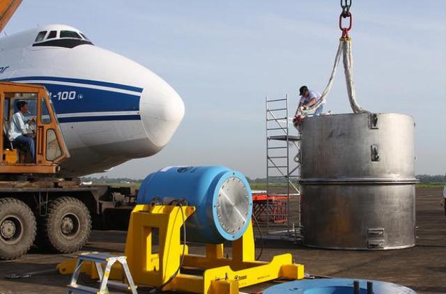 Một nhân viên chuẩn bị container đặc biệt trước khi đưa uranium lên máy bay (Ảnh: NNSANews)