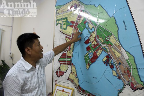 Ông Nguyễn Anh Tuấn thuyết trình về khu vực nạo vét lòng hồ Tây