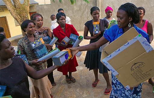 Bà Eva Walusimbi (bên phải), một trợ lý bán hàng của Solar Sister, phân phát đèn mặt trời cho các thành viên tại thị trấn Mityana, Uganda (Ảnh: Solar Sisters)