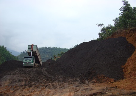 Bãi tập kết than ở Bảo Yên - Lào Cai. Ảnh: ThienNhien.Net