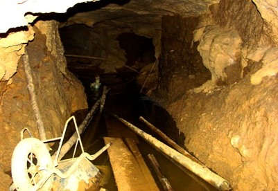 Hầm khai thác vàng trái phép trong Khu BTTN Kim Hỷ, tỉnh Bắc Kạn (Ảnh: ThienNhien.Net)
