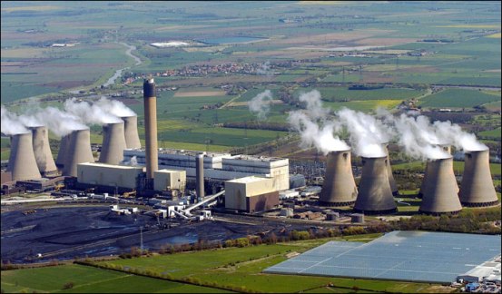 Nhà máy nhiệt điện chạy than lớn nhất nước Anh - Drax (Ảnh: The Sun) Read more: http://www.thesun.co.uk/sol/homepage/news/645217/1bn-coal-station-anger.html#ixzz2ZvWQ2Y4Q