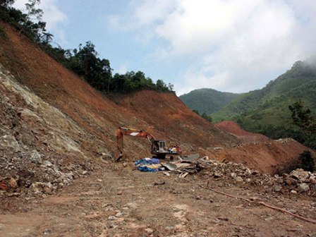 Dự án đường vào làng Gò Tranh (Quảng Ngãi) hiện vẫn còn ngổn ngang (Ảnh: Tử Trực/Người lao động)