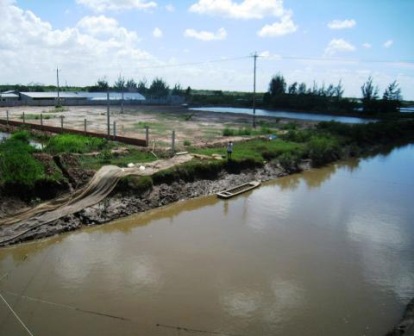 Nước dưới con kinh 9 bị ô nhiễm khiến vuông tôm của người dân bị bỏ hoang (Ảnh: Hoàng Hạnh/Nông nghiệp Việt Nam)