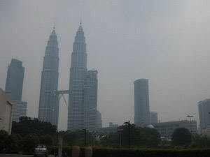 Khói mù từ cháy rừng ở Indonesia che phủ thành phố của Malaysia. (Ảnh: Xuân Triển/Vietnam+)